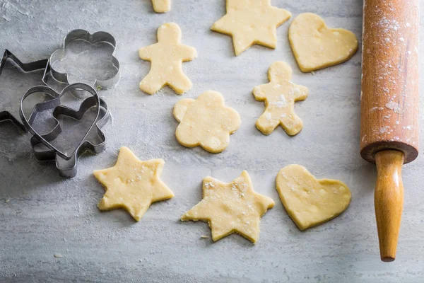 Vorbereitung zum Backen hausgemachter Butterplätzchen auf grauem Tisch — Stockfoto