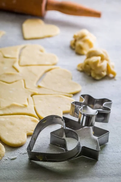 Close-up van voorbereiding voor het bakken van zoete melkachtige koekjes — Stockfoto