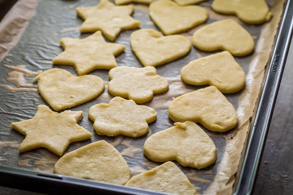 Przygotowanie do pieczenia ciastek z masłem na blasze — Zdjęcie stockowe