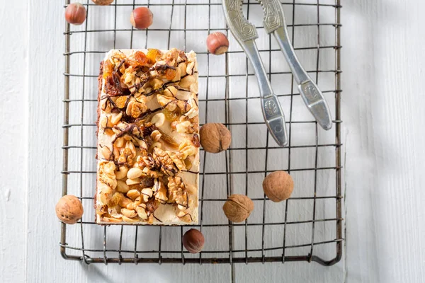 Gâteau au chocolat fait maison avec crème brune et blanche — Photo