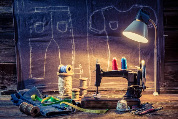 Oficina de costura vintage com máquina, pano e tesoura — Fotografia de Stock