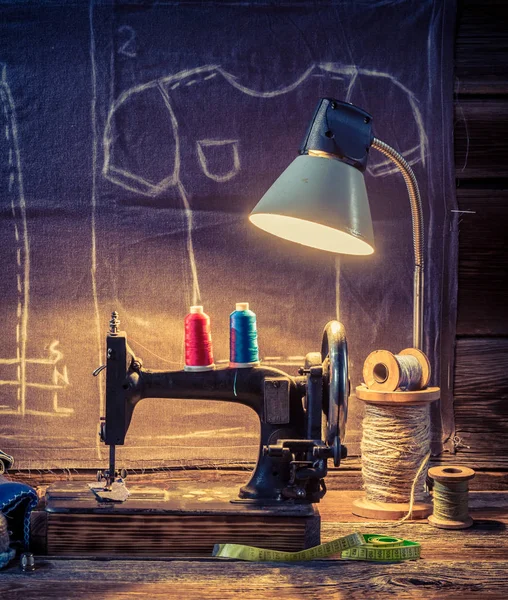 Old sewing workshop with color threads, machine and material — Stock Photo, Image