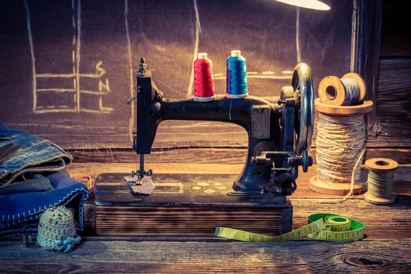 Oficina de alfaiate vintage com tesoura, fios e máquina de costura — Fotografia de Stock