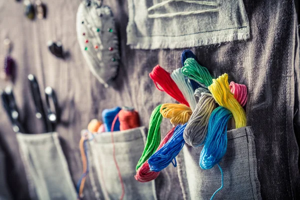 有色の糸、ボタンおよびマットの仕立て屋ハサミ — ストック写真