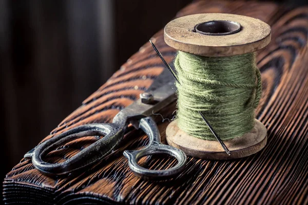 Vintage naaien tabel met groene draden en schaar — Stockfoto