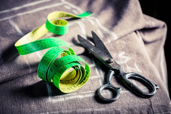 Gros plan de la table de tailleur avec chiffon et ciseaux — Photo