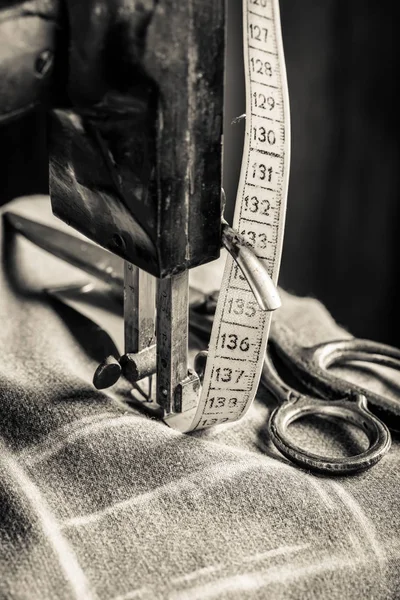 Closeup της ράβοντας μηχανής με πανί, ψαλίδι και μαγνητοταινία — Φωτογραφία Αρχείου