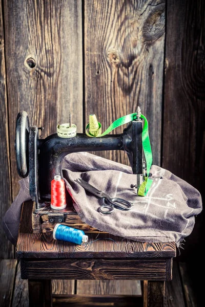 Vintage sewing machine with threads, scissors and material — Stock Photo, Image