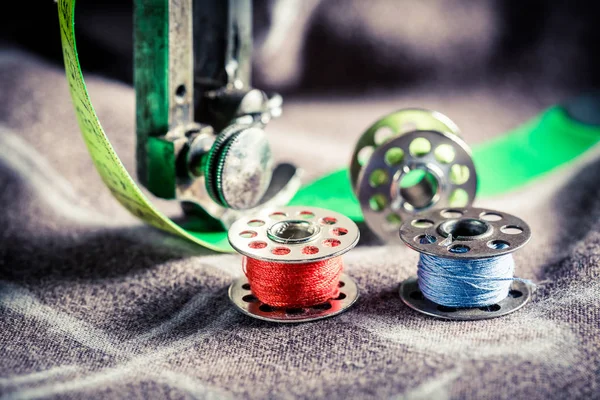 Vértes varrógép és ruhák a színes szálak — Stock Fotó