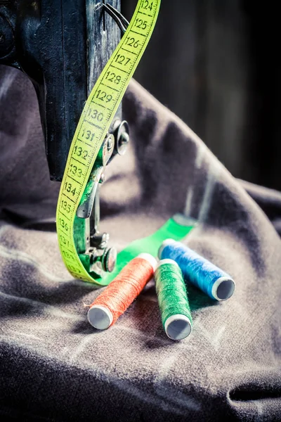 Törő szalag, szálak, olló és ruhával varrógép — Stock Fotó