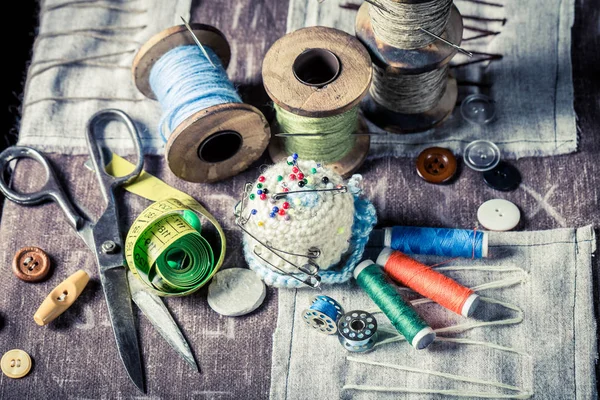 Vintage scissors, threads and needle on wooden table — Stock Photo, Image