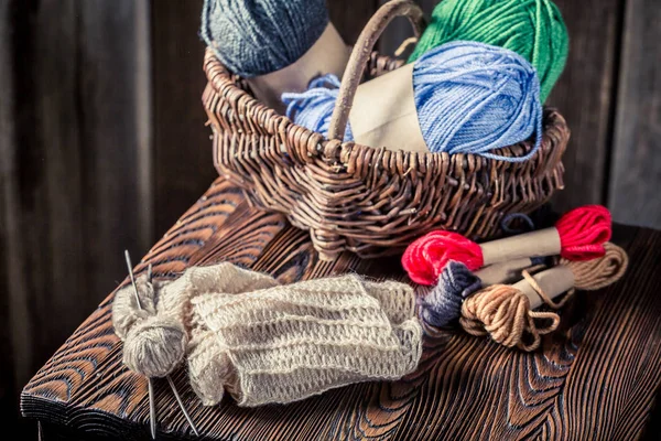 Stickad halsduk i färgad ull på träbord — Stockfoto