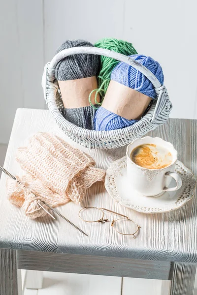 Écharpe tricotée à la main en laine colorée sur table blanche — Photo