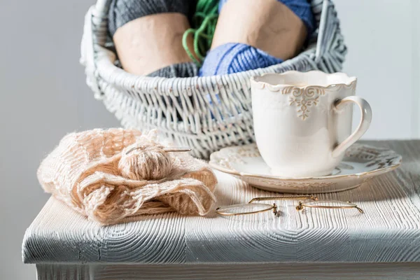 Écharpe tricotée blanche avec écheveau de couleur et café — Photo