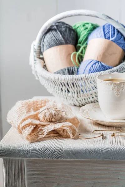 Café et vieux foulard tricoté avec écheveau de couleur — Photo