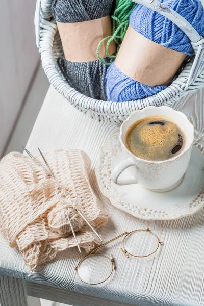 Coupe de café et tricot d'une écharpe blanche — Photo