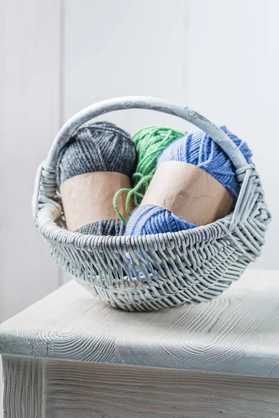 Panier en osier blanc vintage en laine colorée — Photo