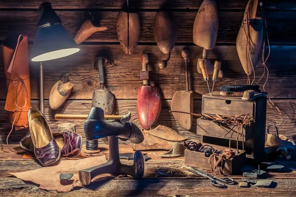 Κοντινό πλάνο του τσαγκάρη εργαστηρίου με εργαλεία, δερμάτινα και παπούτσια — Φωτογραφία Αρχείου