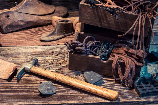 Närbild av vintage skomakare arbetsplats med skor och verktyg — Stockfoto