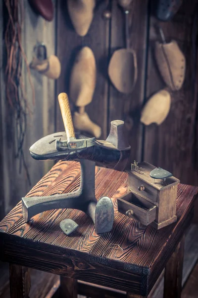 Shoes, hammer and nails in old cobbler workshop — Stock Photo, Image