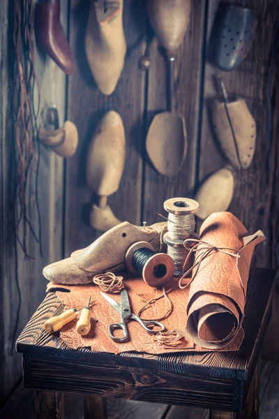 Werkzeuge, Leder und Fäden am Schusterarbeitsplatz — Stockfoto