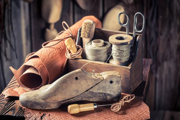 Liten skomakare workshop med skor, trådar och verktyg — Stockfoto