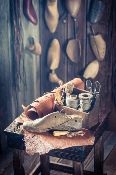 Closeup of shoemaker workshop with shoes, laces and tools — Stock Photo, Image