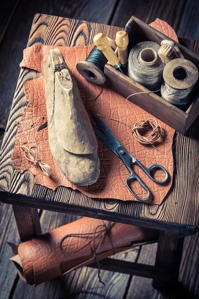 Vintage skomakare workshop med läder och verktyg — Stockfoto