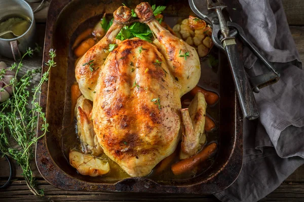 Poulet doré rôti croustillant au thym et à l'ail — Photo