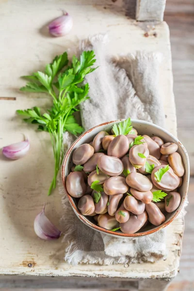 Fresh broad beans with garlic and parsley — Stock Photo, Image