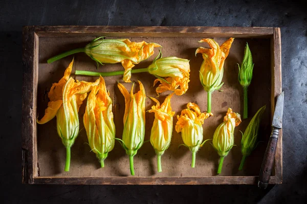 パンケーキの生地のカリカリのロースト ズッキーニの花のための準備 — ストック写真