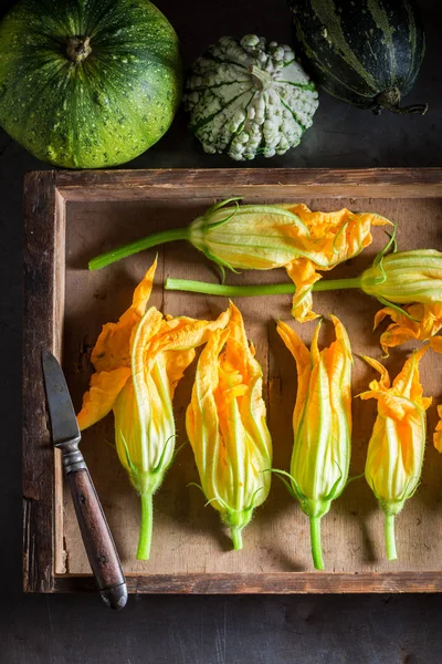 Ingredientes para una sabrosa flor de calabacín asado hecha de masa de panqueque —  Fotos de Stock