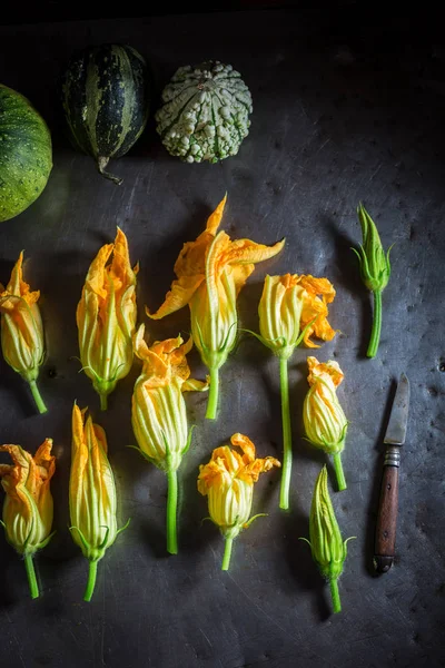パンケーキの生地のカリカリのロースト ズッキーニの花の成分 — ストック写真