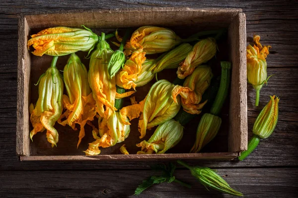 Preparación para sabrosa flor de calabacín frita hecha de masa de panqueque —  Fotos de Stock