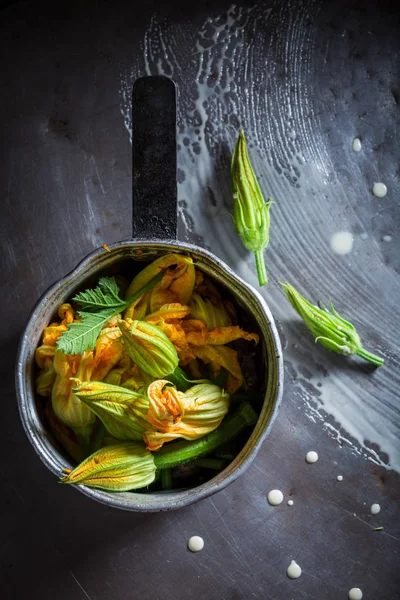 Préparation pour une délicieuse fleur de courgette rôtie faite de pâte à crêpes — Photo