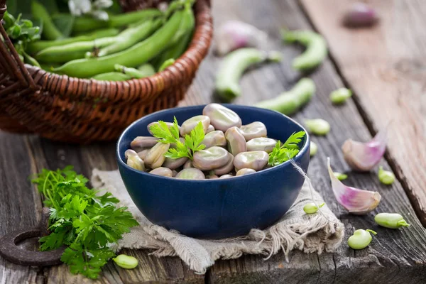 Verse tuinbonen in oude rustieke keuken — Stockfoto