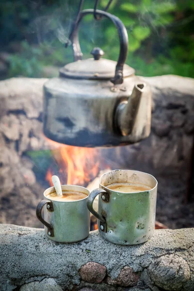 Fogueira e café quente com chaleira no verão — Fotografia de Stock