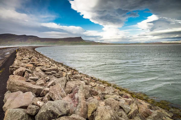 Deniz ve kayalık yol yazın, İzlanda — Stok fotoğraf