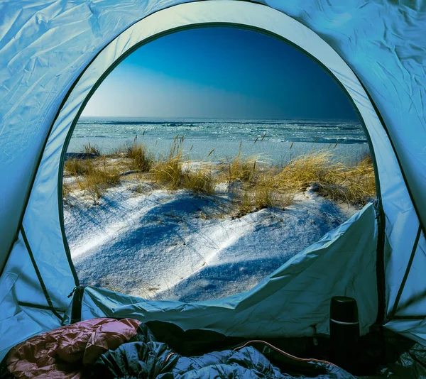 Zelten am Strand im Winter auf See — Stockfoto