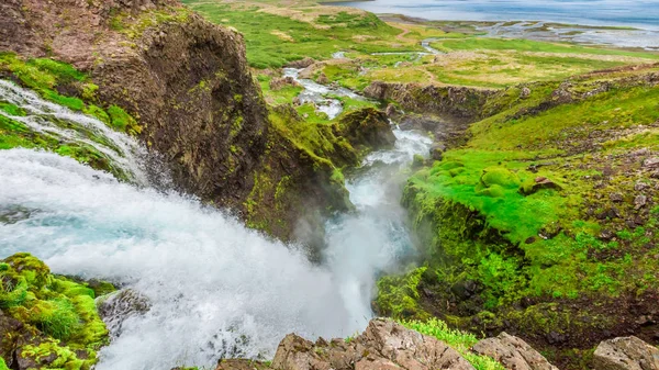 Catarata Dynjandi que desemboca en un valle, Islandia —  Fotos de Stock