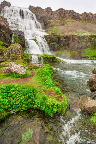 Am Fuße eines Wasserfalls dynjandi, Island — Stockfoto