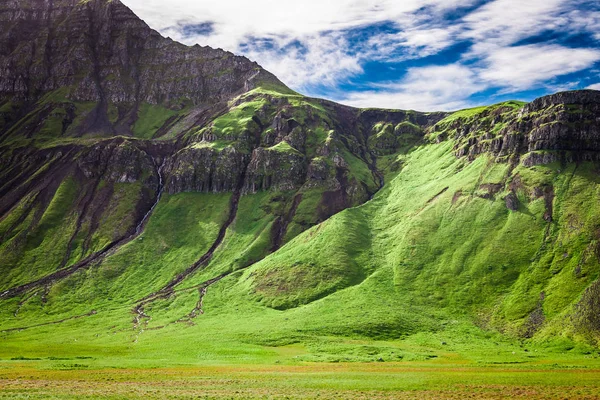 Yeşil dağlar ve İzlanda'daki mavi skye — Stok fotoğraf
