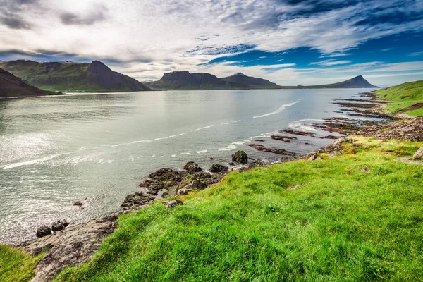Berge über der Küste im Sommer, Island — Stockfoto