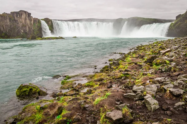 Gyönyörű Godafoss-vízesés, a felhős napon, Izland — Stock Fotó