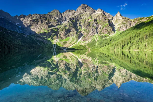 Приголомшливі Схід сонця на озері в Татрах, Польща — стокове фото