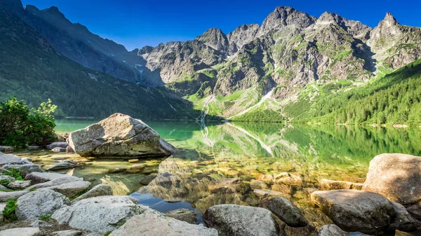 Lago verde en las montañas al amanecer, Polonia — Foto de Stock