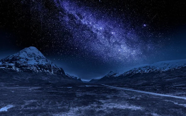 Highlands por la noche con la Vía Láctea, Escocia — Foto de Stock