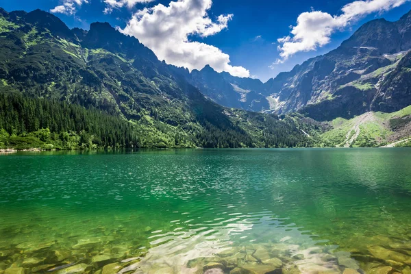 Wunderschöner Teich in den Bergen bei Sonnenaufgang, Polen — Stockfoto