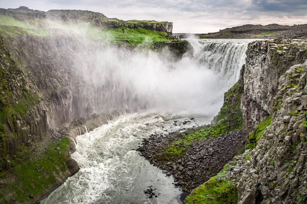Impresionante cascada y río Dettifoss en Islandia — Foto de Stock