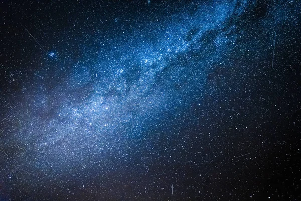 Блакитний і чудовий молочний шлях з мільйонами зірок вночі — стокове фото